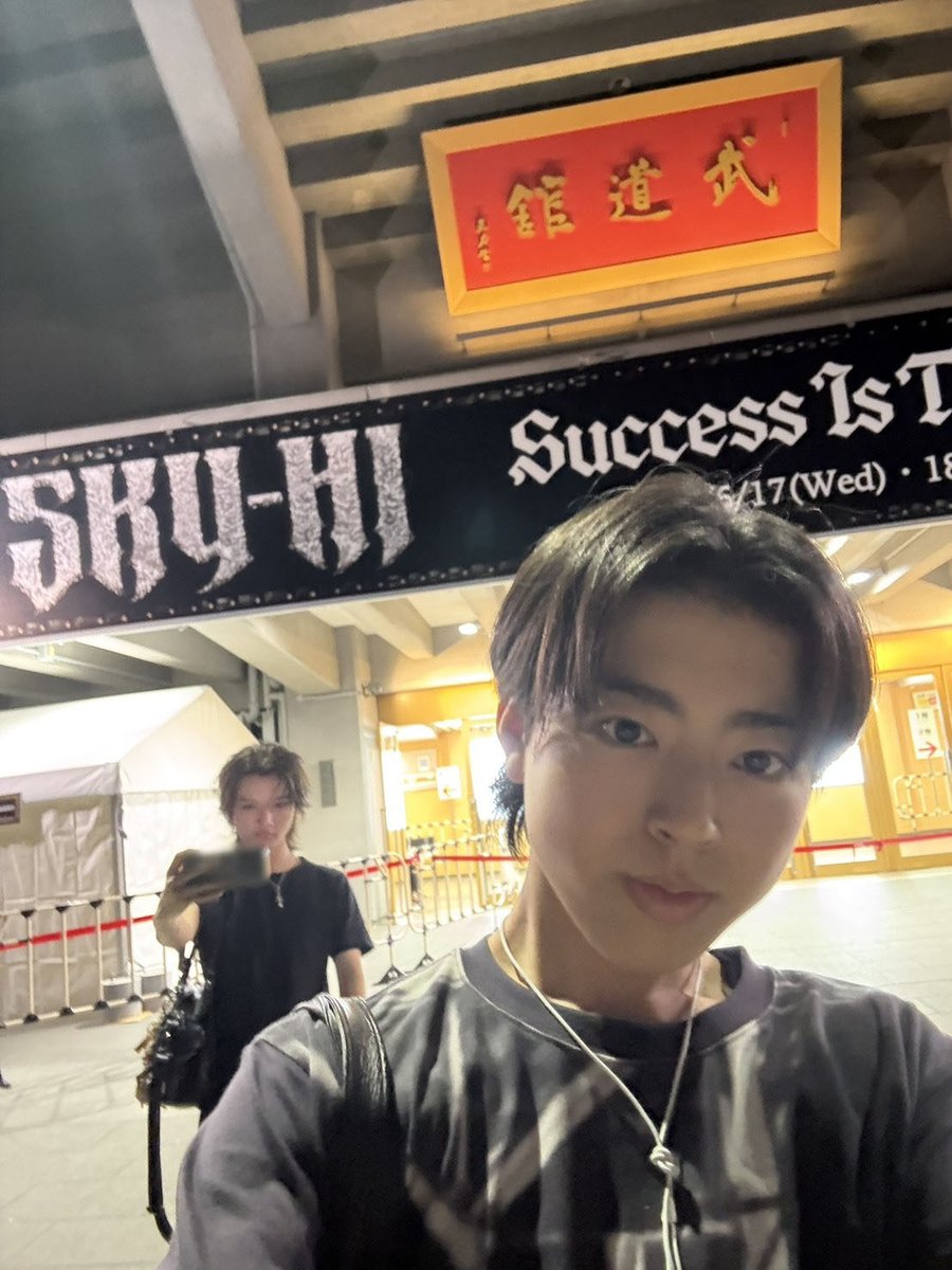 bmsg_trainee's tweet photo. ⸜ ✉️ #LETTER_FROM_RYOTO ✨ ⸝

SKY-HIさんの武道館LIVE本当に最高でした！！！
こんな機会をもうけてくださった日高さんには感謝の気持ちでいっぱいです😭

武道館前で僕の自撮りをしている僕と、それに映り込む自撮りをしているISANAくん、、、最高だな😃

#RYOTO
#BMSGTRAINEE #BMSG https://t.co/tmp1U2pqy2