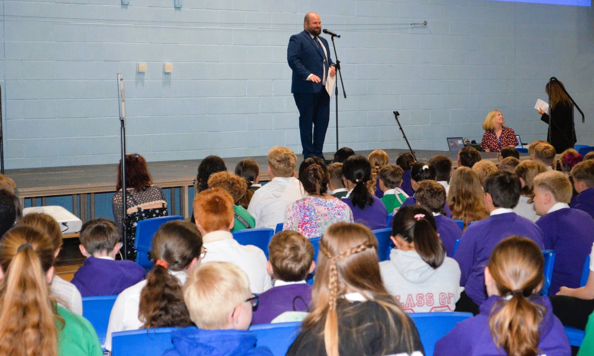 CastlefordAcad's tweet photo. TRANSITION DAY!📣 Year 6 pupils are meeting with Mr. Seymour, Head of Year 7, to hear about all the exciting events and experiences on offer at Castleford Academy. We can't wait to see them get involved and make the most of academy life! 💙
#CastlefordAcademy #TeamCA https://t.co/Md9pdz9nn4