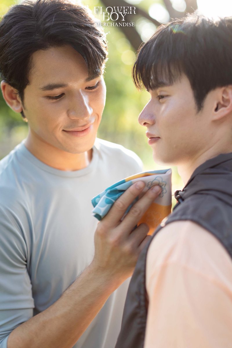 FlowerBoyTH's tweet photo. อร๊ายยยยยยยยย อะไรกันคะเนี่ยยยยยย 😳🫠
@pearlpooo @peakpeemapol 

FLOWER BOY MERCHANDISE 🌸
PRE-ORDER NOW

——

1] FLOWER BOY HANDKERCHIEF

จากผืนผ้าที่เคยเป็นจุดเริ่มต้นของเรื่องราวความผูกพันธ์ระหว่าง “เซนท์” และ “เกสร” สู่ผ้าเอนกประสงค์ที่ระลึกสีสันสดใส ถ่ายทอดความอบอุ่น ความทรงจำ และความหมายของทุกช่วงเวลาจากซีรีส์ “Flower Boy หลงกลิ่นเกสร”

รายละเอียด : 
- เนื้อผ้า Polyester
- ขนาด 65 x 65 cm

ราคา : 490 บาท

———————

2] FLOWER BOY SCENTED SACHET 

“กลิ่นหอม...ชวนให้นึกถึงใครคนหนึ่งที่เคยพบเจอ”

จากเรื่องราวของกลิ่นหอมที่นำพา “เซนท์” และ “เกสร” ให้ได้พบกัน สู่ถุงหอมปรับอากาศที่ระลึกจากซีรีส์ “Flower Boy หลงกลิ่นเกสร” ถ่ายทอดเสน่ห์ของความทรงจำผ่านกลิ่นหอมอันแสนละมุน

รายละเอียด :
- Size : 9 x 10 cm
- Fabric : Solon
- Scent : Mudan (Peony)

ราคา : 390 บาท

—————————

3] FLOWER BOY T-SHIRT 

เสื้อยืดที่ระลึกจากซีรีส์ “Flower Boy หลงกลิ่นเกสร” ถ่ายทอดตัวตนของเรื่องราวผ่านดีไซน์เรียบง่าย

รายละเอียด :
- Color : Black - Plnk & Cream - Orange
- Fabric : Cotton

ไซส์เสื้อ (Size) : 

S (35″ X 27″)
M (38″ X 27″)
L (42″ X 28″)
XL (46″ X 30″)
2XL (50″ X 31″)

ราคา : 590 บาท

สามารถ Pre Order สินค้าได้ตั้งแต่วันนี้ – 3 ก.ค. 2569 
ที่ https://t.co/dRP2h0kpqS 
[https://t.co/XjgV1nUXF2]

Pre-Order opens from today until 3rd July 2026
at https://t.co/dRP2h0kpqS 
[https://t.co/XjgV1nUXF2]

หมายเหตุ : ลูกค้าจะได้รับสินค้าหลังจากวันที่ปิดพรีออเดอร์ 1 - 2 เดือน และสินค้าจัดส่งทั่วโลก

Note: Merchandise will be shipped within 1–2 months after the pre-order period closes. We offer worldwide shipping.

#FlowerBoy
#PearlPeak #เพิร์ลพีค 
#ONE31