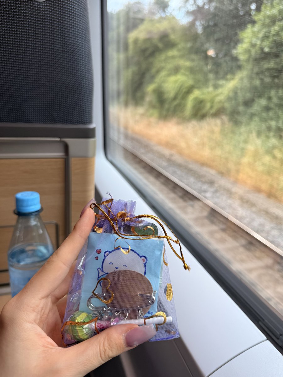 jimiilena's tweet photo. brüksel’e giden tren şu an army dolu herkes göç ediyo bts eşyası vs görünce ilk freebiemi verdiler 😭 https://t.co/6DMN02z9pC