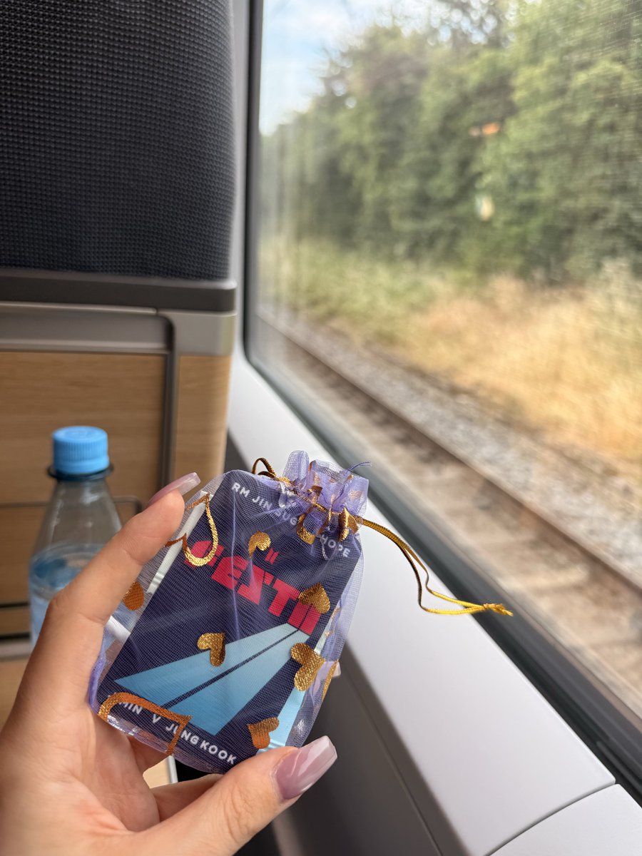 jimiilena's tweet photo. brüksel’e giden tren şu an army dolu herkes göç ediyo bts eşyası vs görünce ilk freebiemi verdiler 😭 https://t.co/6DMN02z9pC