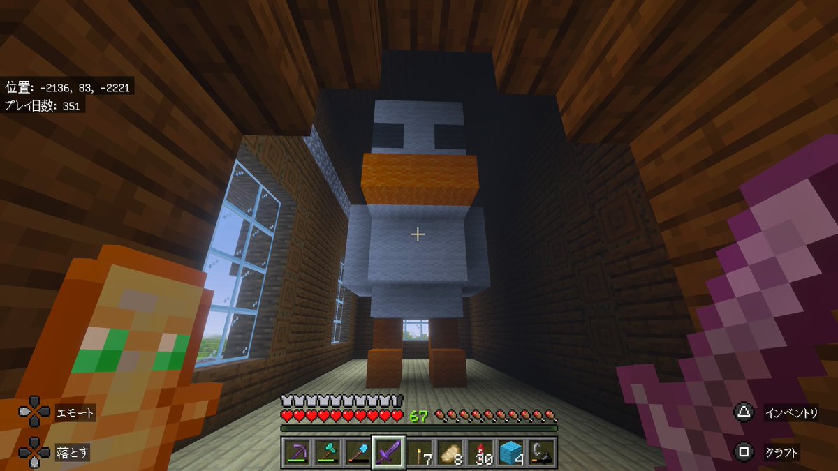 neconyan003's tweet photo. 息子とマイクラしてたら森の洋館発見！
中に猫とニワトリの巨大オブジェあった https://t.co/c2ErI6gt1a