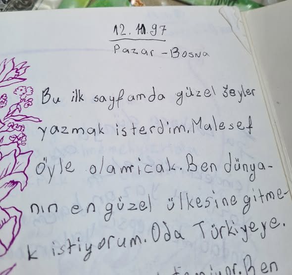 e_secer's tweet photo. Bosna'daki savaştan sonra Türkiye'de 2 yıl muhacir olarak kaldıktan sonra Bosna'ya geri döndük. Ve o dönem yazdığım günlüğümden sayfalar. Tabii, o zaman Türkçede hatalar çok ama, ama duygular aynı. 

Türk değilsin diyecek yiğit doğmadı daha. Boşnak olduğum kadar Türküm, şükür. https://t.co/3cv6YFm07j
