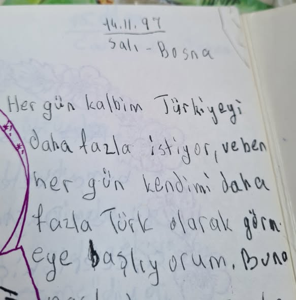 e_secer's tweet photo. Bosna'daki savaştan sonra Türkiye'de 2 yıl muhacir olarak kaldıktan sonra Bosna'ya geri döndük. Ve o dönem yazdığım günlüğümden sayfalar. Tabii, o zaman Türkçede hatalar çok ama, ama duygular aynı. 

Türk değilsin diyecek yiğit doğmadı daha. Boşnak olduğum kadar Türküm, şükür. https://t.co/3cv6YFm07j