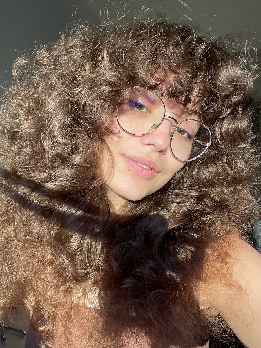 Emilyxdeann's tweet photo. Is it still attractive with that hair? Or shave it? https://t.co/xDha1pc9RJ