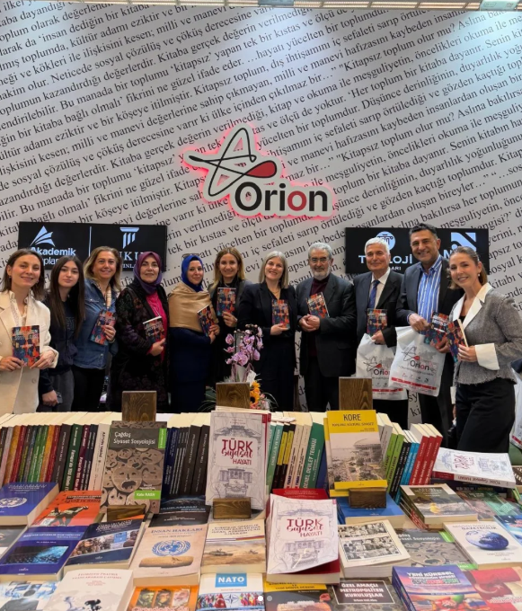 Kirsiad40's tweet photo. Kitap Fuarında Anlamlı Buluşma!

KIRSİAD Başkanı Levent Akçakoca, KIRFED Başkanı Hilmi Gökçınar’ın eşi Demet Gökçınar’ın imza gününe katıldı. Orion Yayıncılık standında Türkiye'de alanında ilk olan "Duyguların Sosyolojisi" kitabını inceleyen Akçakoca, yazarımızı tebrik etti. https://t.co/eq6HtPuxd6