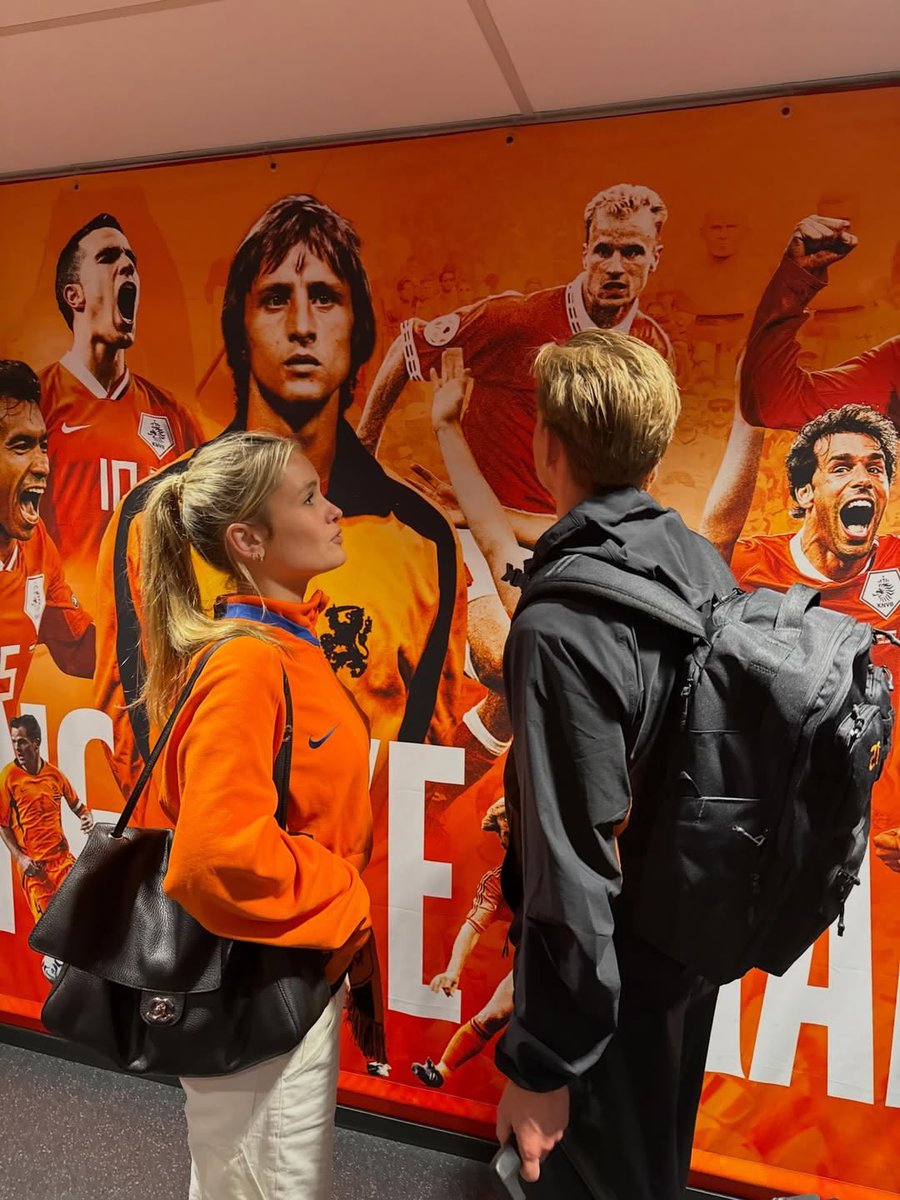 Tobs_fc's tweet photo. Frankie De Jong apologizing to Johan Cruyff last night before leaving the stadium broke my heart. 

He knows what being a captain truly means. 🥹❤️ https://t.co/KXw5otwXKj