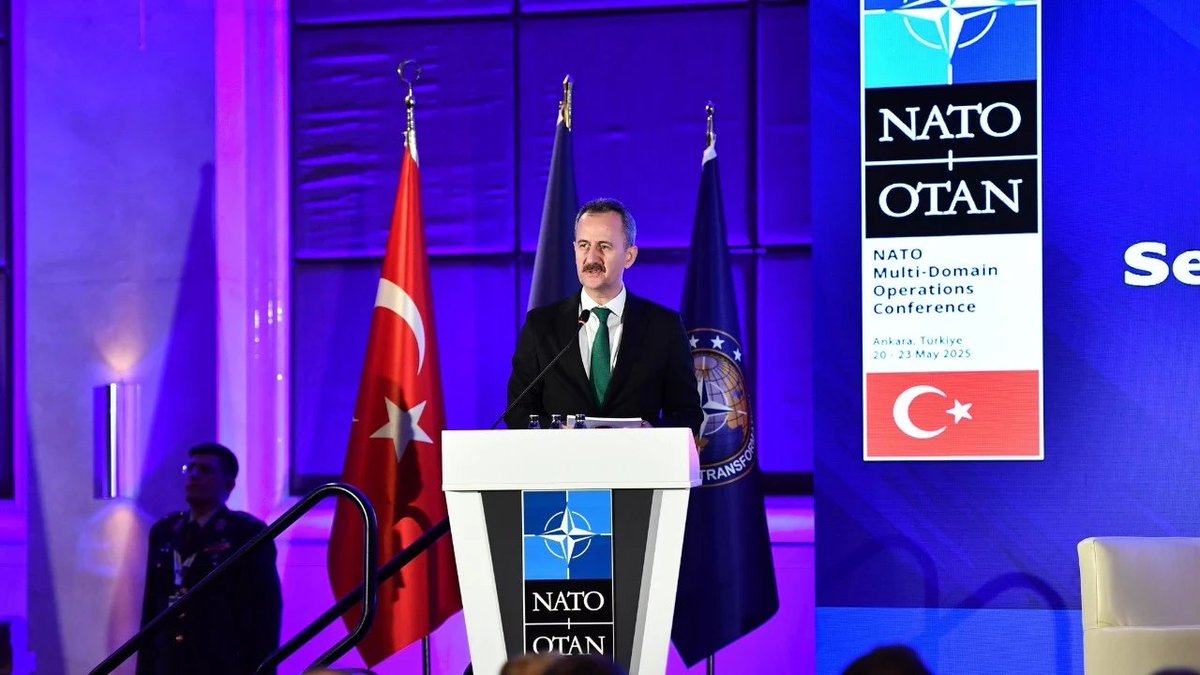 SavunmaTR's tweet photo. "20 yıl önceki yıllık 250 milyon dolarlık ihracatı bir haftada yapıyoruz"

🇹🇷 SSB Başkanı Prof. Dr. Haluk Görgün:

"Savunma Sanayii Başkanlığı aldığı sorumlulukla ve ihtiyaç makamlarıyla birlikte yürüttüğü eş güdümlü çalışmalarla hamdolsun yüzde 80'lerin üzerinde ve sadece bir alanda değil, kara, deniz, hava, uzay, denizaltı, bir ülkenin ihtiyaç duyabileceği her ortam için ve her ortamda ürün üreten ve bu ürünleri dünyada 180'in üzerinde ülkeye ihraç eden bir konuma geldik. 

İnşallah önümüzdeki hafta NATO Zirvesi Ankara'da gerçekleşecek. NATO Genel Sekreteri, her fırsatta özellikle NATO üyelerinin Türkiye'nin savunma sanayi kapasitesinin farkında olmasını ifade etmek üzere Türkiye'deki üretim gücünü, çevikliği, altyapıyı, kapasiteyi aktarmaya çalışıyor. 

Bugün 4 bin 500'ün üzerinde firma, 1400'ü aşan proje ve 100 binin üzerindeki istihdamla çok güçlü ve derinlikli bir ekosistemle emin adımlarla ilerliyoruz. 2002 yılında ülkemizden yapılan savunma sanayi ihracatının rakamı 250 milyon dolardı. 

Geçtiğimiz yılı biz yaklaşık 11 milyar dolarla kapattık. 20 yıl önceki yıllık 250 milyon dolarlık ihracatı biz artık bir haftada yapar hale geldik."