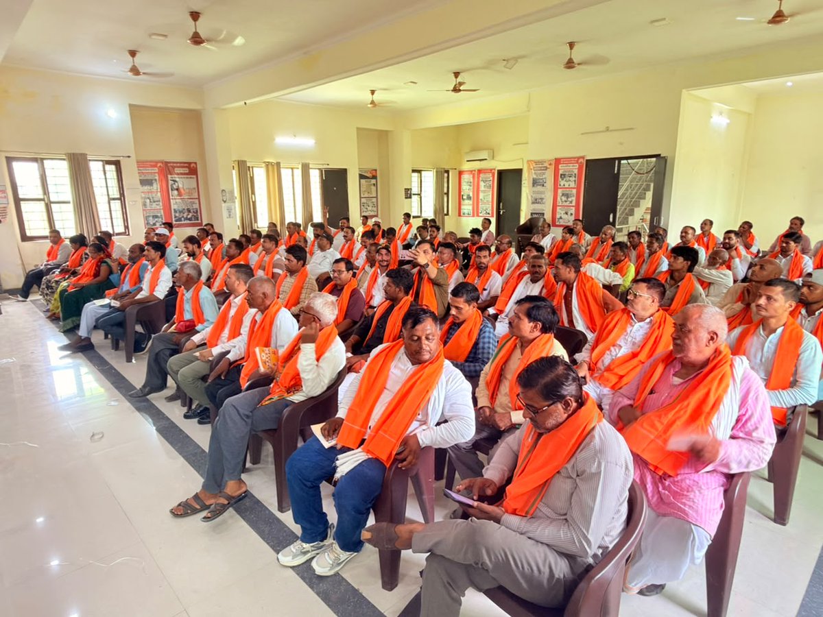 auraiyabjp's tweet photo. आज भारतीय जनता पार्टी जिला कार्यालय, औरैया में औरैया विधानसभा का बूथ अध्यक्ष सम्मेलन संपन्न हुआ। कार्यक्रम में मुख्य अतिथि के रूप में जिला अध्यक्ष डॉ. सर्वेश कठेरिया जी एवं विशिष्ट अतिथि के रूप में सदर विधायक श्रीमती गुड़िया कठेरिया जी उपस्थित रहीं। https://t.co/yFczBPnQ28