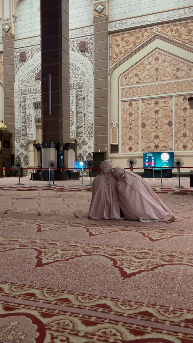 tahiinaa_'s tweet photo. Cette mosquée t’as beau voir les photos et te dire c’est magnifique qd tu la vois en vrai t’es qd même choqué subhanaAllah https://t.co/X6lOHfWMJu