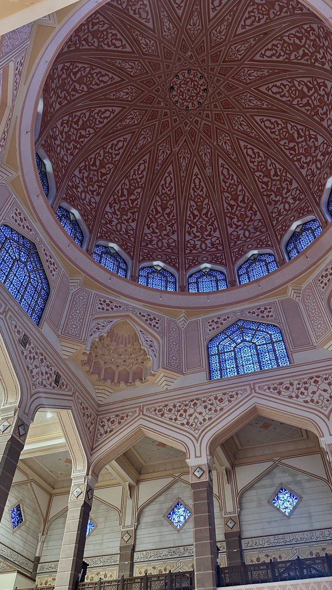 tahiinaa_'s tweet photo. Cette mosquée t’as beau voir les photos et te dire c’est magnifique qd tu la vois en vrai t’es qd même choqué subhanaAllah https://t.co/X6lOHfWMJu