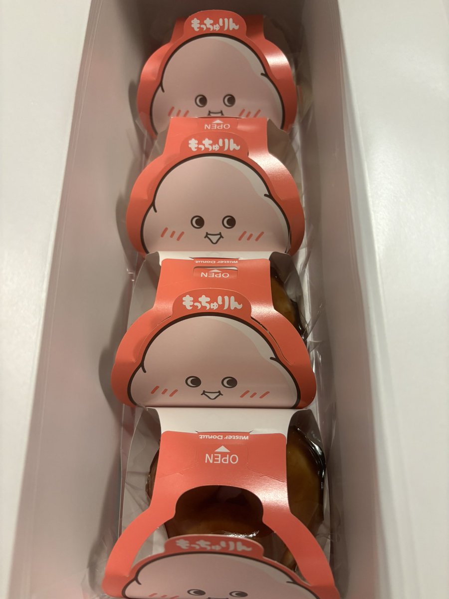 misalun's tweet photo. もっちゅりん買ってきてもらったー！
たまたま普通に買えたらしい。
もちゅもちゅでおいしい。

第二弾の販売中止みたいだから、また買えなくなるかもなのかな。とてもラッキー。 https://t.co/pmewjmKAYP