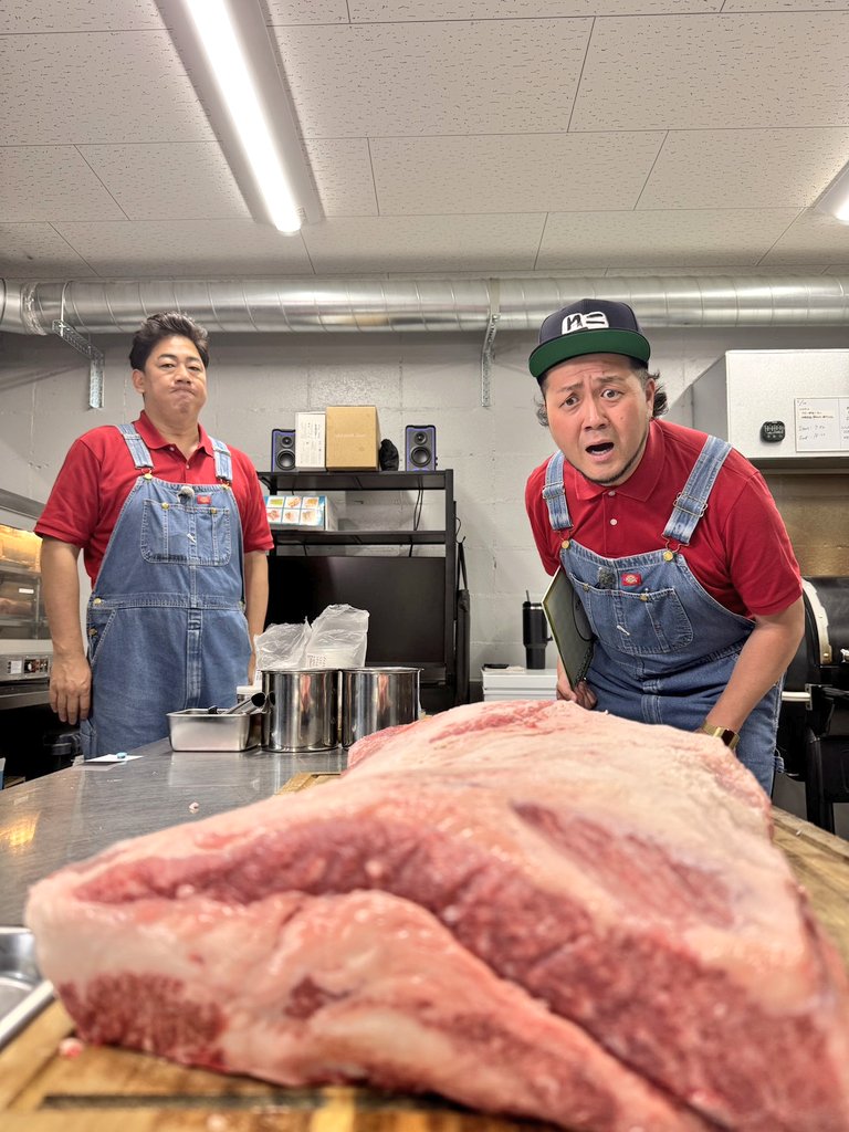 blueriver_aoki's tweet photo. 今日の【#人生コレに賭けてます】は
テキサス生まれの本格肉料理に
仕事を辞めてまで挑戦したある男性の
人生に迫りましたーーー💪🏻💪🏻💪🏻

肉好きすぎてこの塊を買おうと
本気で企んでおります😁😁😁

FBS『#めんたいワイド』
毎週火曜日18:15〜オンエア📺️✨️ https://t.co/Dpz76zWBY1