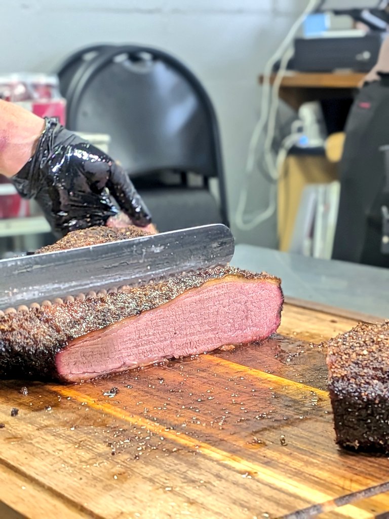 blueriver_aoki's tweet photo. 今日の【#人生コレに賭けてます】は
テキサス生まれの本格肉料理に
仕事を辞めてまで挑戦したある男性の
人生に迫りましたーーー💪🏻💪🏻💪🏻

肉好きすぎてこの塊を買おうと
本気で企んでおります😁😁😁

FBS『#めんたいワイド』
毎週火曜日18:15〜オンエア📺️✨️ https://t.co/Dpz76zWBY1