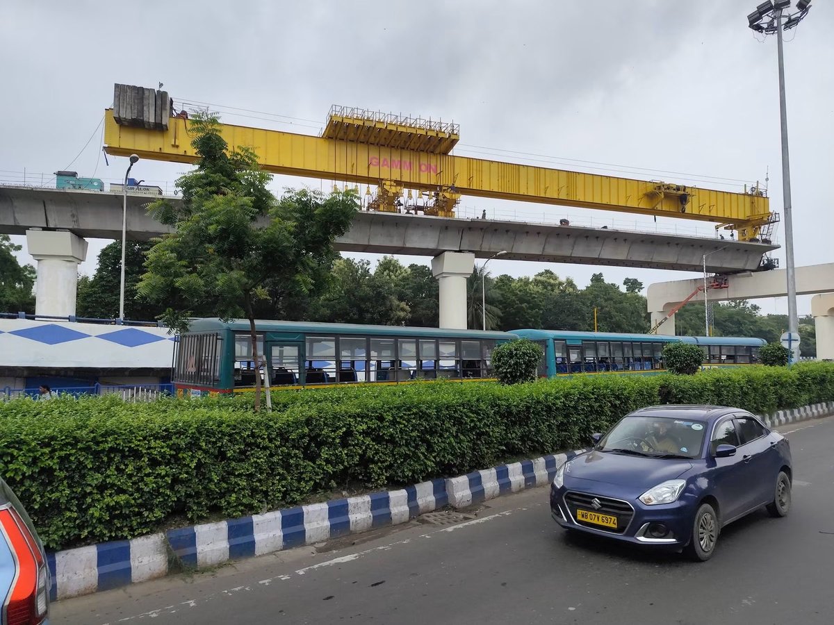 rohitnyss's tweet photo. #Kolkata #Metro #OrangeLine update: girder launching between pillars 325 &amp; 326 done. Now next weekend will be between 326 &amp; 327. Amazing pace of construction by #RVNL. https://t.co/Zx9oy0NbiQ