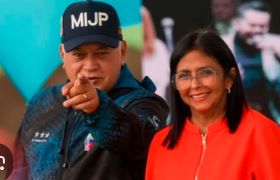 homeroboscan's tweet photo. El TODIOSDI (Todos contra Diosdado) ya es imparable...Su actitud inhumana ante los terremotos fue la gota que rebasó el vaso...Se puso la soga al cuello...En su desesperación por mantenerse en el poder, quiso imponerse y burlarse de todo el mundo, incluso de Estados Unidos...Ahora todo mundo quiere "anularlo"...Quedó claro que es la piedra de tranca para que Venezuela vuelva a la libertad y la paz...Con Cabello atravesado, jamás lo logrará...Por eso crece el TODIOSDI...Venezuela entera se une en busca de la salida de Cabello..Los chavistas entre los más activos, con Rodrigo Cabezas y Héctor Navarro al frente...Dentro del régimen interino lo combate a muerte Jorge Rodríguez...Cada día está más solo...Con apenas el apoyo del clan familiar y de algunos funcionarios como los gobernadores de Táchira, Freddy Bernal; de Falcón, Víctor Clark; de Aragua, Johana Sánchez y de Bolívar, Josefina "La Tata" García...Eso sin mencionar el miedo que infunde a Delcy Rodríguez...La maneja a través del terror... Hay que acabar con Cabello...Llegó al colmo...Quién se anota en el TODIOSDI?...