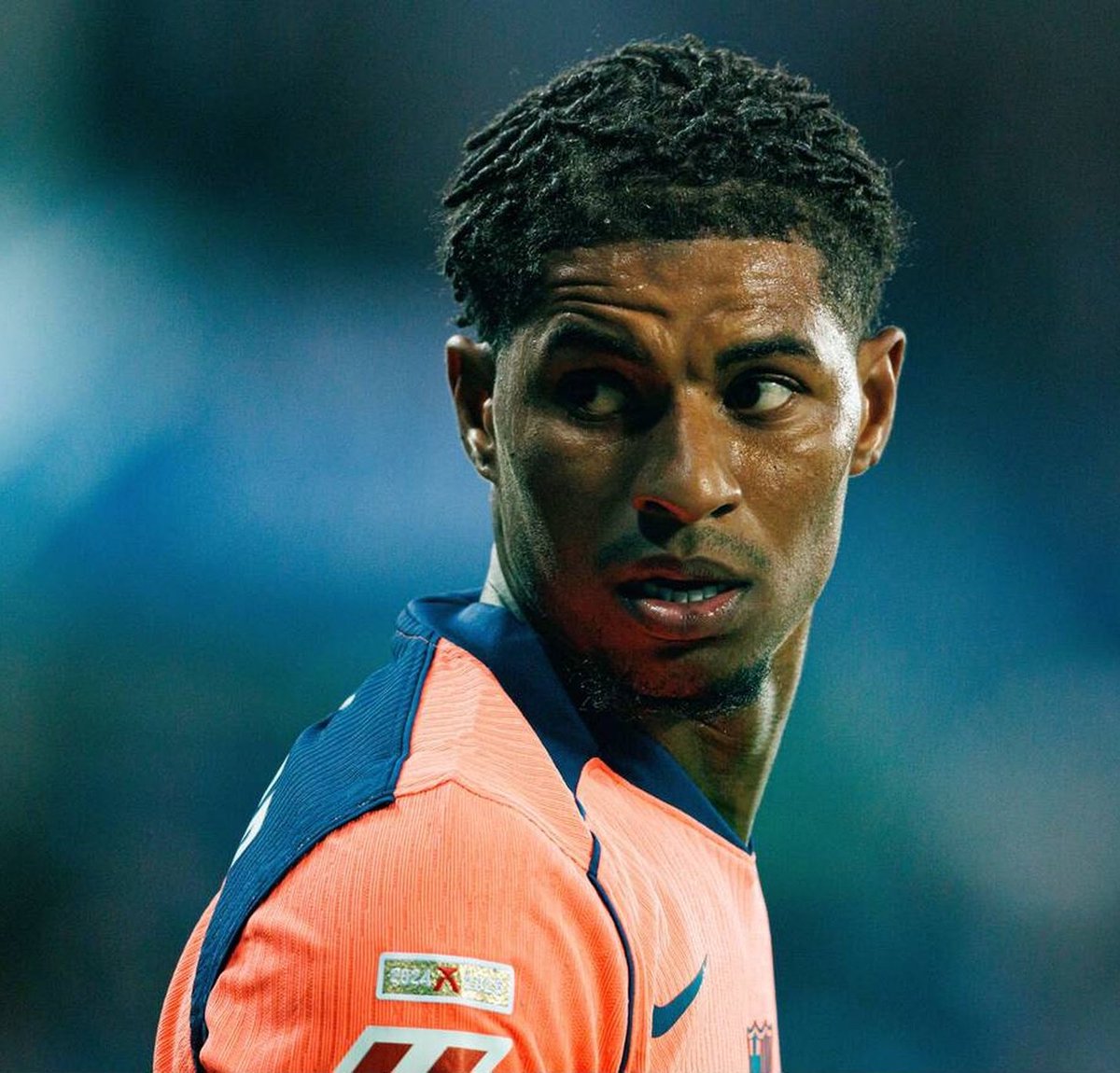 Cantonadevils's tweet photo. The return of Rashford to Manchester United will create a divide in the dressing room.

Cunha has to share the Leftwing with Patrick Dorgu and sometimes has to start from the bench.

Then dumb Carrick takes Rashford back and does favoritism, making Cunha to sit on the bench for Rashford and Dorgu or Dorgu on the bench for Cunha and Rashford.

I see disaster in the dressing room, Pr leaks, factions and clicks if this happens.

Rashford coming back into the team, destroys everything Amorim did to create a good dressing room atmosphere.

( Never take an ex back, it never ends well).
