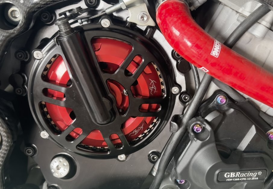 mosn_com's tweet photo. ZX-10R用 乾式クラッチがついに登場‼️

信じられないようなパーツが出てきました。
あのKawasakiのリッタースーパースポーツにも、ついに乾式クラッチを。

あの「シャラシャラ音」が聞こえる時代に。
まもなく市販仕様を発売予定！

詳細↓
https://t.co/74dN1IRlYW

#zx10r #zx10rr https://t.co/17E0kKfBXY