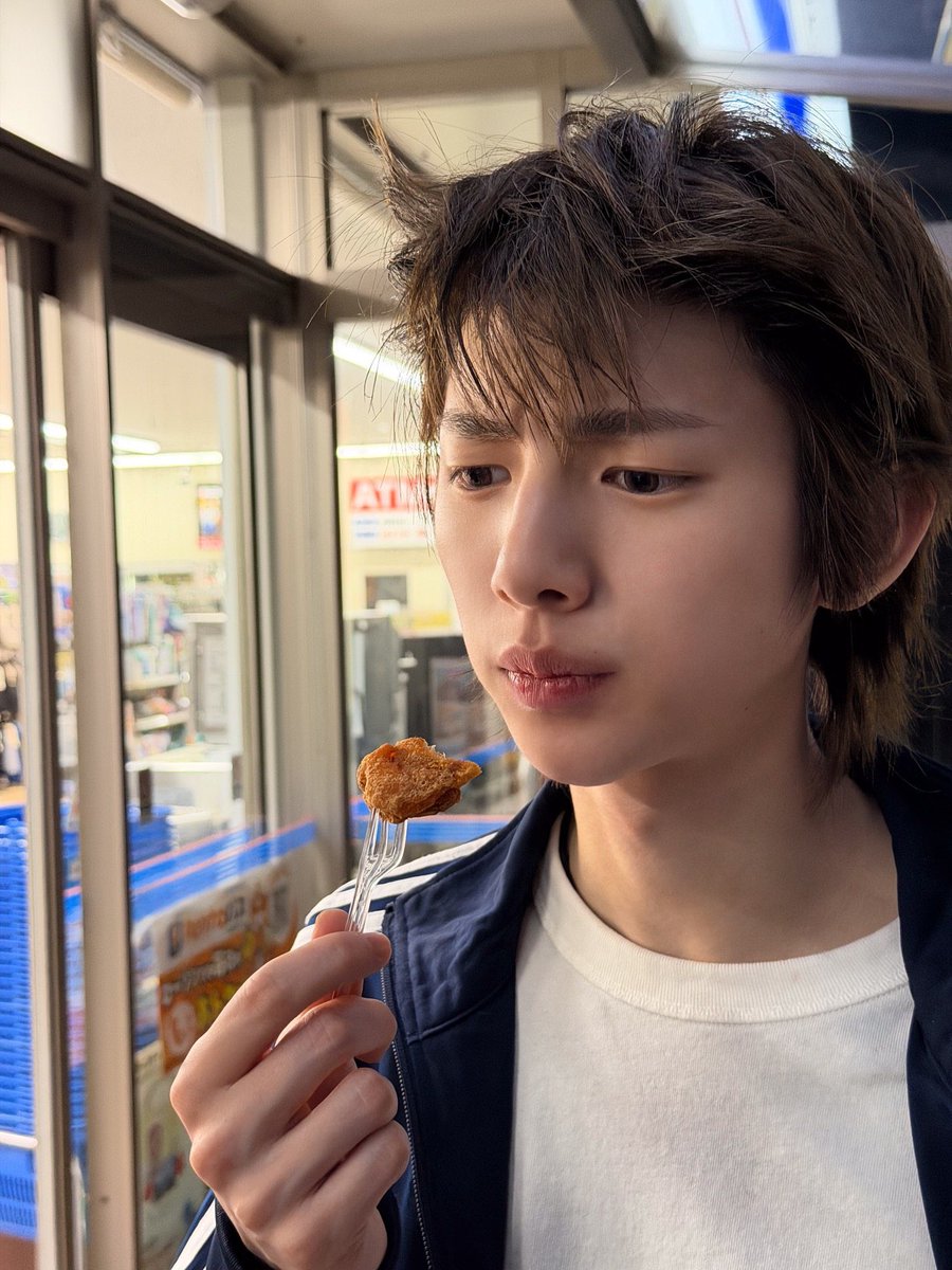 juhoontwt's tweet photo. jju nomnom https://t.co/5ZwXg13y7M