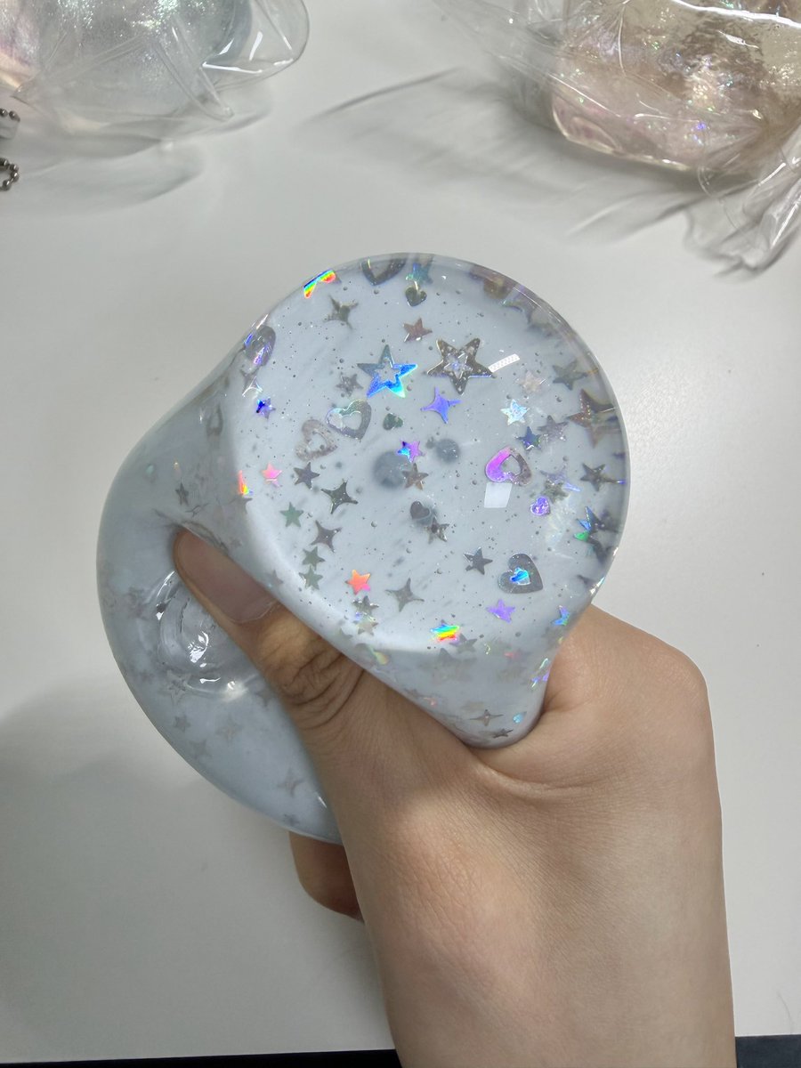 noexitfor's tweet photo. 얘는그냥 이뻐서삿어요 눈이즐거움!! 🥹
그냥 안에 완전액체 들어잇는느낌이고 막 반짝이들이 흐르고 움직임
새로운느낌이고 나쁘디아늠 
근데 터지면 ㅈ댐예약, :)
https://t.co/Ko5c5mljNf https://t.co/TjzTcYi1bQ