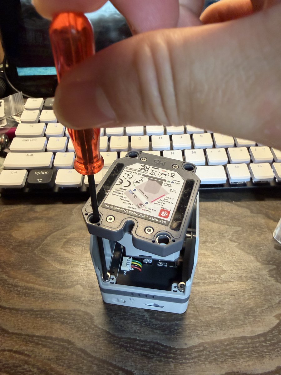 mongonta555's tweet photo. ①顔の裏側にある、M3ボルトを２本外す。(六角レンチ2.5mm)
②長いドライバーの場合は足の穴を通すと楽
③しっかり外して無くさないように注意

②はかきもちさん情報 https://t.co/FaHEHwMl8M