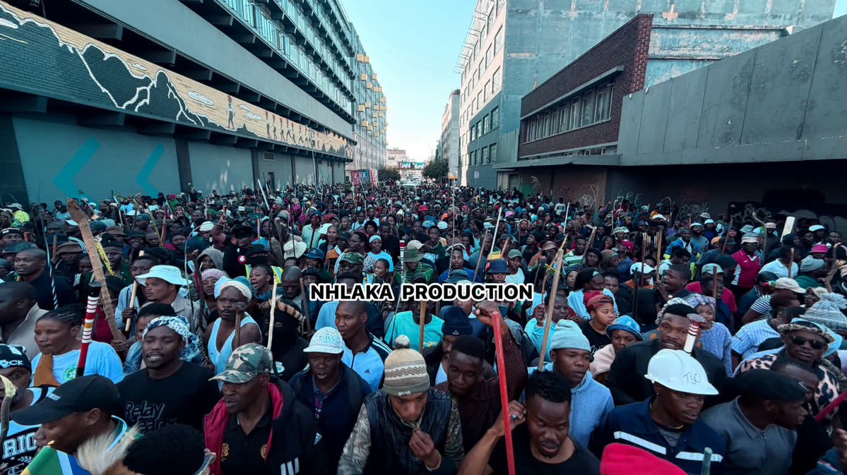 visse_ss's tweet photo. Yoh! The situation is very tense in Johannesburg. 🔥✊ https://t.co/BDe7S5AD6A