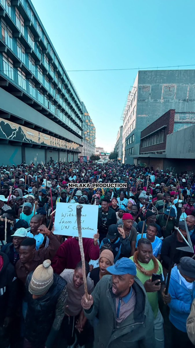 visse_ss's tweet photo. Yoh! The situation is very tense in Johannesburg. 🔥✊ https://t.co/BDe7S5AD6A