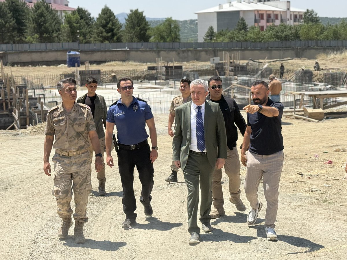TC_Lice's tweet photo. Kaymakamımız Sayın Muhammet İKİS, ilçemizde yapımı devam etmekte olan önemli projelerden Öğretmeni ve Yarı Olimpik Yüzme Havuzu inşaatındaki çalışmaları yerinde inceledi.

Hayata geçmesiyle birlikte sosyal anlamda ilçemize önemli katkı sağlayacak olan projeler hakkında İlçe Milli Eğitim Müdürlüğü ve İlçe Gençlik ve Spor Müdürlüğünden bilgi aldı.

#lice 

@IkisMuhammet 
@dbakirvalilik
