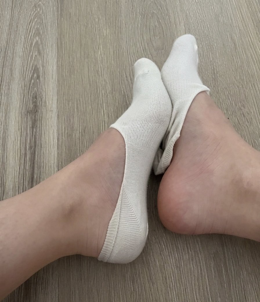 sudedegelmis's tweet photo. bu beyaz çorapların altında ne olduğunu kim merak ediyor? 💅🏻
 #footworship  #submissive #submission https://t.co/llBebPAdQO