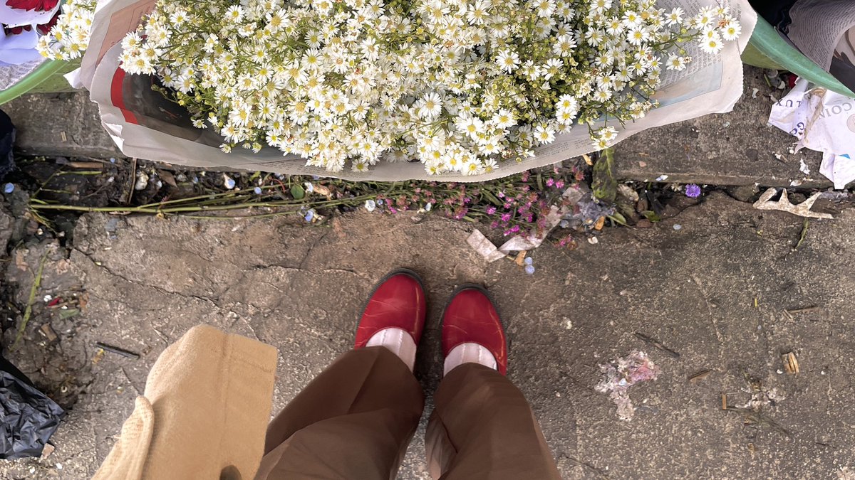 bielbiey's tweet photo. Pasar Rawabelong adalah pasar yang harus dikunjungi sekali seumur hidup🌷💐🌺🌹 https://t.co/S5lv0iSdwe