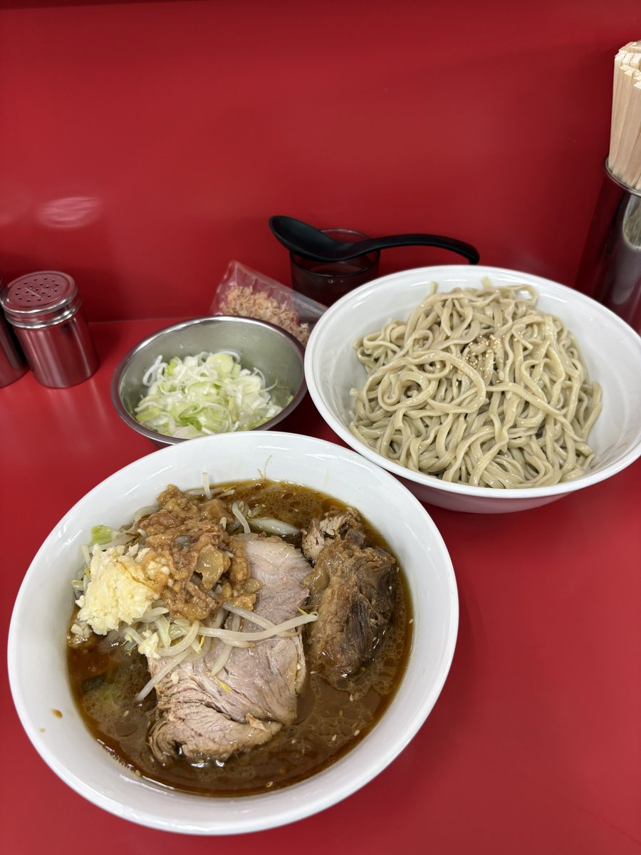 ichi265's tweet photo. ラーメン二郎 柏店
🍜114-16-1/1

中ラーメン(300g以上)1100円
つけ麺ごま味100円
NAs(ニンニク脂少し)
ねぎ100円
かつお節50円(現金)

つけ麺ワープ発動😆
店内待ち5人も入店すぐに着席
ショッパ旨なつけ汁がスッパ旨も加わり最強🎉
柔らかな巨大豚👍💯
ご馳走さま😊

2026.6.30

#ラーメン二郎柏店 https://t.co/nD6kHyy89f
