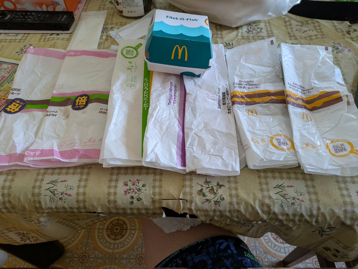 yshr528's tweet photo. ８個も食べちゃった
🍔🍔🍔🍔🍔🍔🍔🍔 https://t.co/2WiLPGPZZr
