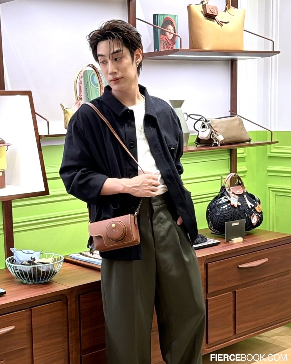 fiercebook_bkk's tweet photo. หล่อดูดีสุดๆ ส่องลุค #เติ้ลมตินันท์ ในงาน Longchamp Fall 26 Treasure Hunt Event เปิดตัวคอลเลคชั่นใหม่ล่าสุด มาพร้อมคอนเซปต์ “Be Curious”ที่ centralwOrld 

 TLE X LONGCHAMP

#Fiercebook #Fiercelive #FiercelivebyJijie #LongchampBeCurious #LongchampFW26 #LongchampFall26xTle #Tle_mtm https://t.co/hvwy55Fvf9