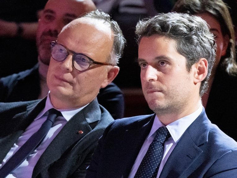 EnsembleActu's tweet photo. ⚡ Les écarts de popularité se resserrent dans le bloc central selon le dernier baromètre odoxa.

Gabriel Attal enregistre une progression de 1 point portant sa cote à 28%, tandis qu'Édouard Philippe stagne à 30%.
L'écart entre les deux s'est réduit de 6 pts depuis février. https://t.co/CrHRWvZBPV