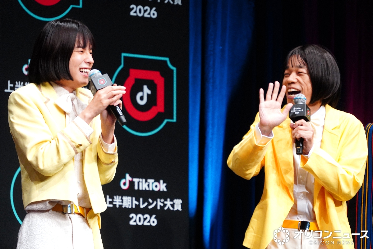 oricon's tweet photo. モナキのおヨネ、COWCOW多田と
サプライズ初対面「似てる❗️」
https://t.co/iaax76ftiM

『TikTok上半期トレンド大賞2026』でモナキが大賞を受賞。授賞式におヨネに似ていると話題のCOWCOW多田がサプライズで登場した。この日のために似た衣装を調達してきたという。 https://t.co/blOziOJwae