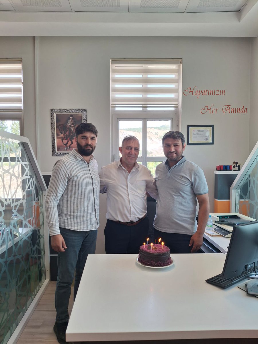 KadIlce's tweet photo. Müdürlüğümüz personellerinden Yahya Bey'in ad günü olması nedeniyle kendisine Doğum Günü pastası ikramımız oldu. Rabbim bir ömür boyu sağlık ve mutluluklar nasip etsin inşallah https://t.co/qOL8w3udap
