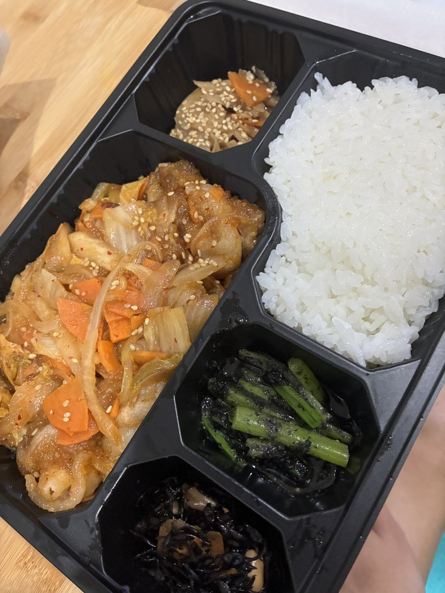 waitandseee_'s tweet photo. ใครชอบ ootoya บ้าง เราชอบหมูผัดกิมจิ แต่หมูสไลด์แอบมันไปหน่อย สั่งเป็นหมูชิ้นน่าจะเลิศกว่า อีกเมนูนึงที่อร่อยคือ ปลาผีดซอสคุโรสุ คือดีย์มวกก ไม่เชื่อลอง 👉 https://t.co/pieYHK71T2 https://t.co/07LaE6vy6C