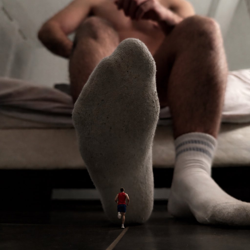Socksmasher12's tweet photo. With this heatwave, it's even easier to attract them with the smell.

#sizetwitter #macrophilia #giant #malesocks https://t.co/Fjfw4kWdWz