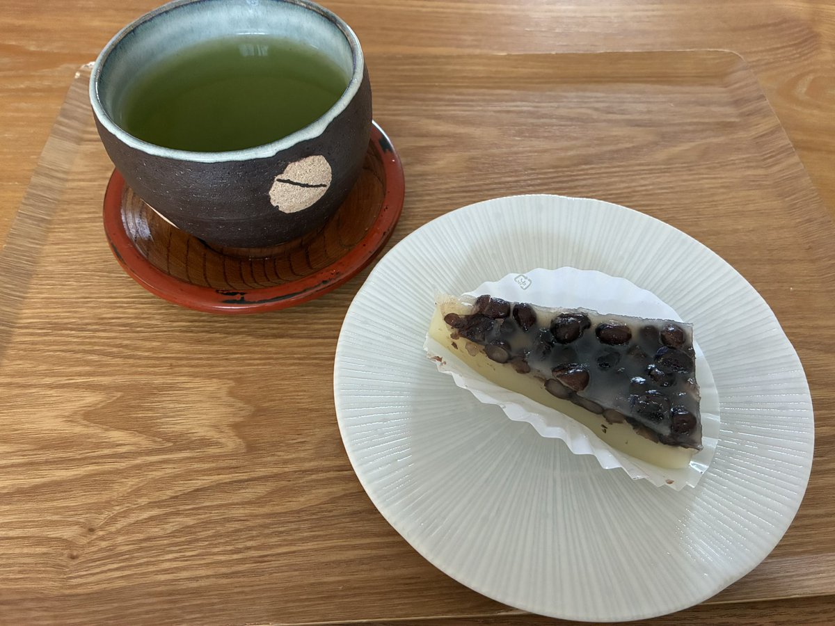 anko2411's tweet photo. 夏越しの大祓いの合図でしょうか
音花火が聞こえます
水無月たべよっ♩
石坂屋さんは水無月を
29、30日限定販売してくれました
♩みなーづきーー（粉雪ふうに）
#夏越しの大祓い
#水無月
#石坂屋 https://t.co/yWDxdNOHCU