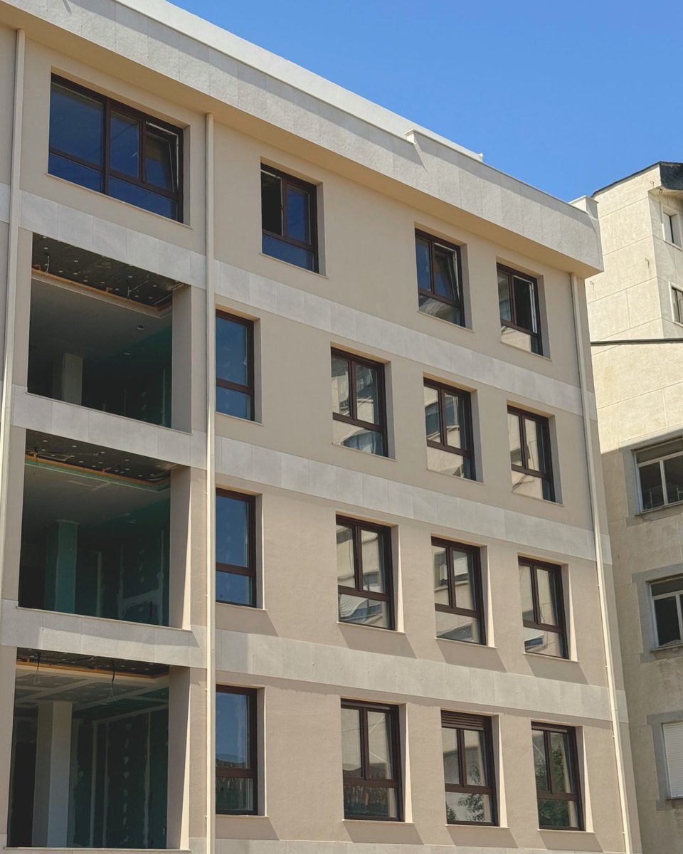 Promo_Moreda's tweet photo. Con la retirada de los andamios, la fachada norte de Villa Celina entra en una nueva fase de ejecución y permite apreciar con mayor claridad la imagen arquitectónica del edificio.
🔹 La composición de la fachada, la integración de la carpintería... https://t.co/vqwY9fOzND