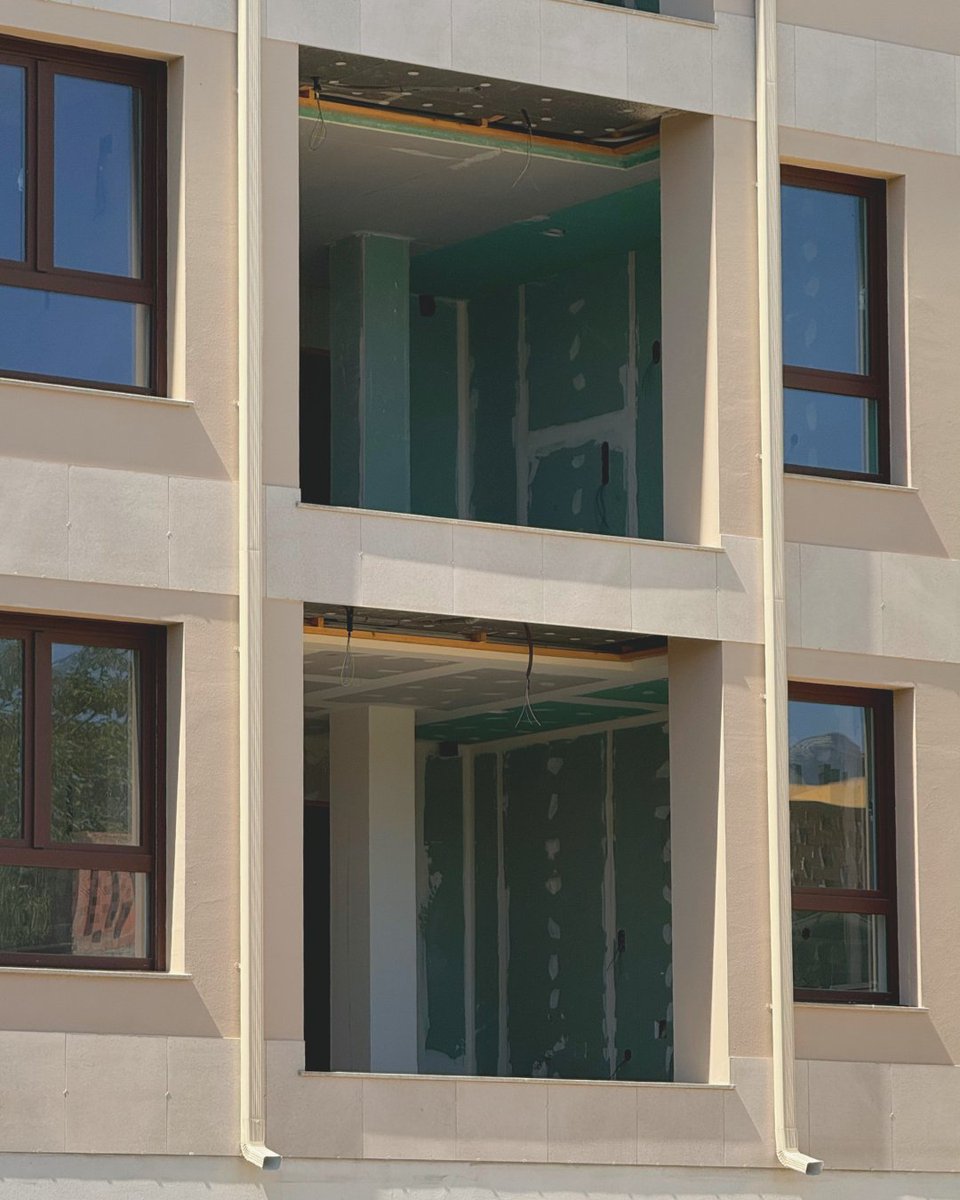 Promo_Moreda's tweet photo. Con la retirada de los andamios, la fachada norte de Villa Celina entra en una nueva fase de ejecución y permite apreciar con mayor claridad la imagen arquitectónica del edificio.
🔹 La composición de la fachada, la integración de la carpintería... https://t.co/vqwY9fOzND