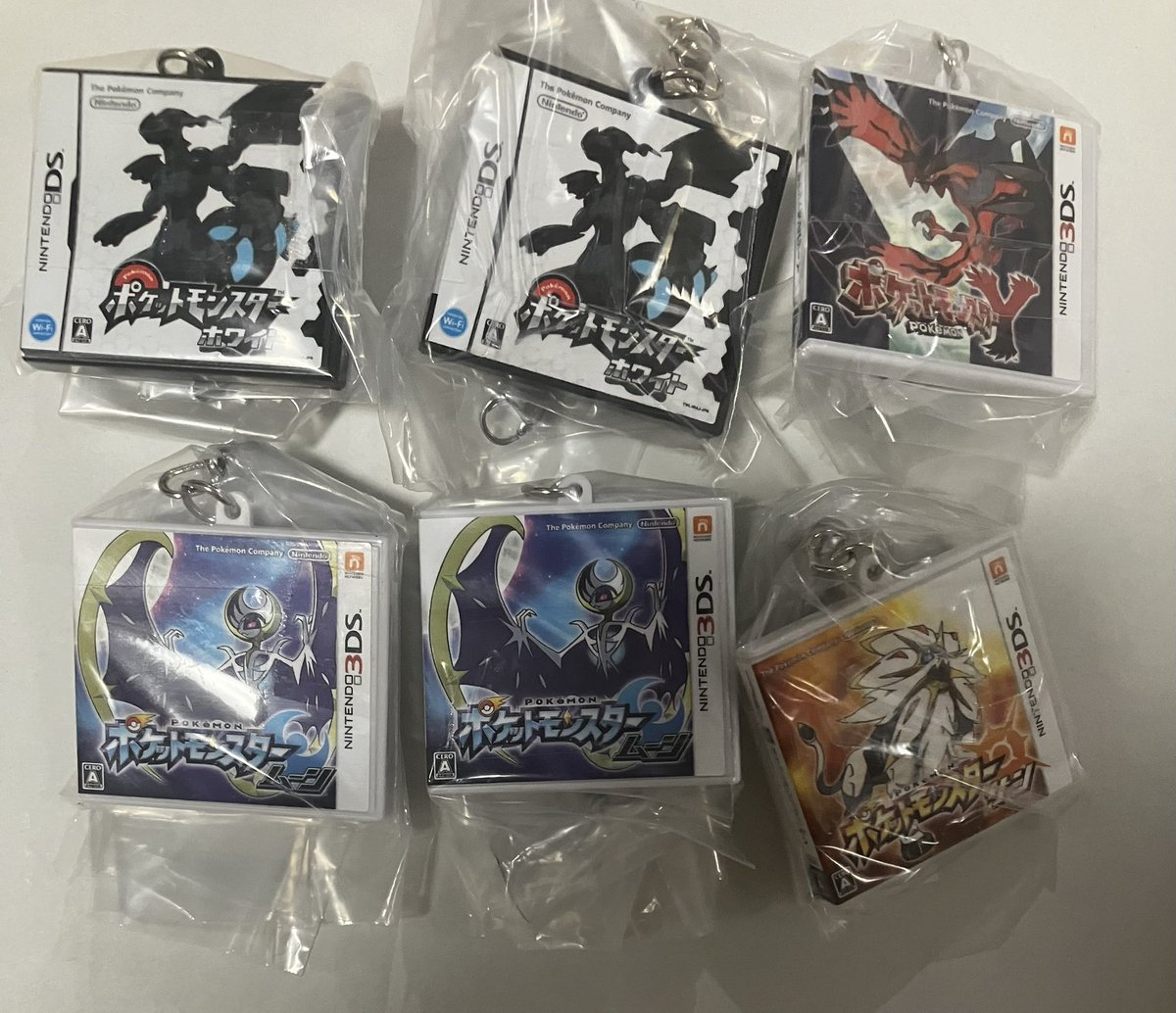 ap_r38's tweet photo. 【交換】ポケモン パッケージ&amp;ゲームカード キーホルダーコレクション

譲）ホワイト2、Y、サン、ムーン2

求）ダイヤモンド、パール 各1

身内分のため、2：2での交換希望です。
お心当たりのある方はお気軽にお声がけください。 https://t.co/huxRvm3Bj7