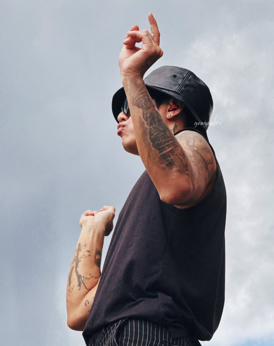 neonaudri's tweet photo. oh to witness ian doing a soundcheck in ostrava once again 🥲 https://t.co/4J095AnUjG