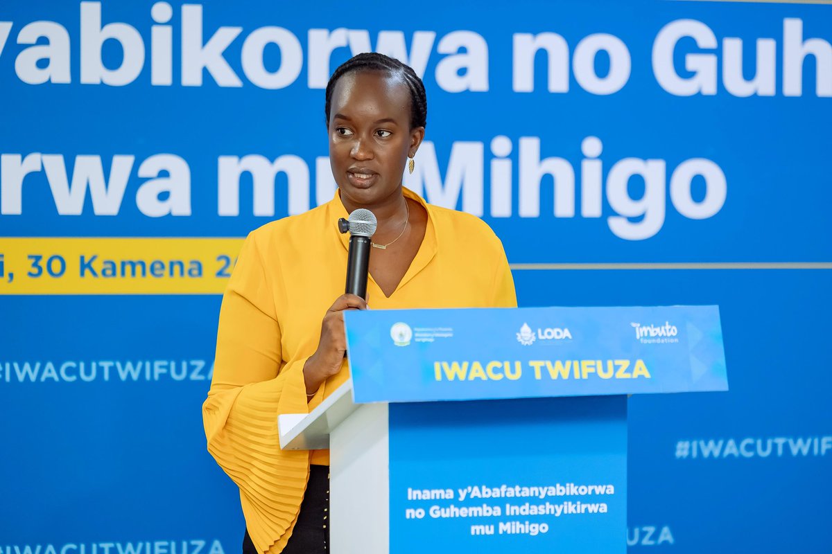 Imbuto's tweet photo. Umuyobozi wa Imbuto Foundation @ElodieShami mu ijambo yagejeje ku bitabiriye Inama y’Abafatanyabikorwa no Guhemba Indashyikirwa mu Midugudu y’Icyitegererezo no mu Ngo Mbonezamikurire y’Abana Bato Zikorera mu Miryango: 

“Mu minsi ishize, twasuye imidugudu yose y'icyitegererezo ndetse tunasuzuma Ingo Mbonezamikurire hirya no hino mu gihugu. Twashakaga kureba ibyagezweho, kumva ibitekerezo by’imiryango ihatuye, no kumenya ibikeneye kunozwa.
N’ubwo hari abagenewe ibihembo muza kubona dutanga uyu munsi ariko muri rusange ishimwe ni iry’imiryango yose, kuko abenshi bagaragaje impinduka mu myumvire ndetse no mu mikorere. Ibi kandi n’ubundi ni byo bikwiye, ni nayo mpamvu iyi gahunda twayise Iwacu. 
Iwacu rero hakwiye kuba iwacu heza, hatekanye, hafite isuku, kandi hateye imbere”  - Shami Elodie, Umuyobozi w’Umuryango Imbuto Foundation

#ImbutoEngages