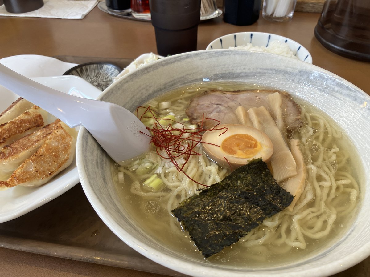 luck_plan's tweet photo. 皆様お疲れさまでした！

本日の昼食はラーメンです( ｰ`дｰ´)ｷﾘｯ

理由はいうまでもありませんね

ウマ娘の新シナリオ「らっしゃい！トレセン軒！」

思いっきり影響されました🤣

まだギミックがよくわからないのでオート育成ですが😓

#企業公式がお疲れ様を言い合う https://t.co/oD2csjnPxO