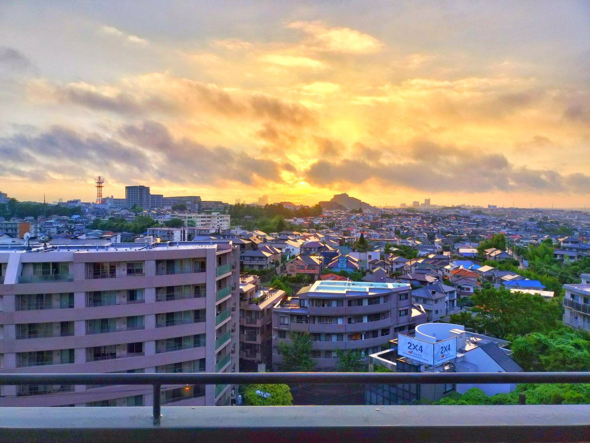 undergrounder05's tweet photo. 先週頚椎椎間板ヘルニアの手術を受けて退院したのですが今まで以上に、自分に関わってくださる方たちに感謝して生きていかなければなと実感。特に妻と息子たちには心底心配させてしまい「彼らが居るのが当たり前」だなんて思ってはいけない。人生観変わった1週間でした。 https://t.co/Jxd3Gg6woW