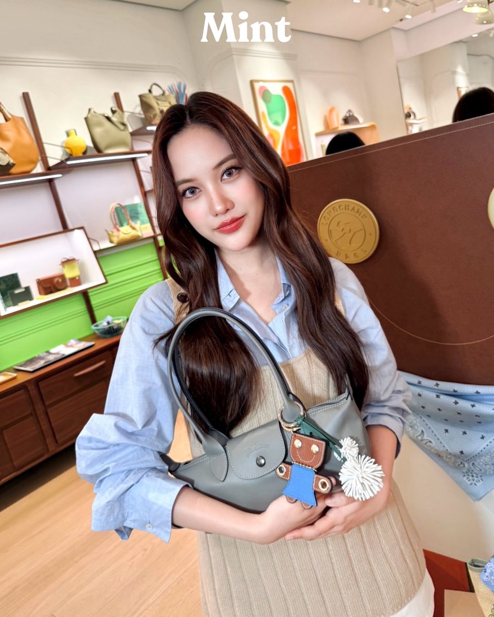mintmag_th's tweet photo. สวยคิ้วท์! #MintReports เสิร์ฟภาพสาว #ฟรีนสโรชา ที่มาเช็คอิน Longchamp พร้อมต้อนรับฤดูใหม่  Fall 2026 ภายใต้คอนเซปต์ “Be Curious” ผ่านลุคสวย และกระเป๋าใบเก๋ ที่จัดขึ้นในวันนี้ ณ ลองฌองป์บูทีค ชั้น 1 centralwOrld 💚

SAROCHA TREASURE HUNT EVENT  
#LongchampFall26xFreen
#srchafreen 
#LongchampBeCurious 
#LongchampFW26
#MintMagTH