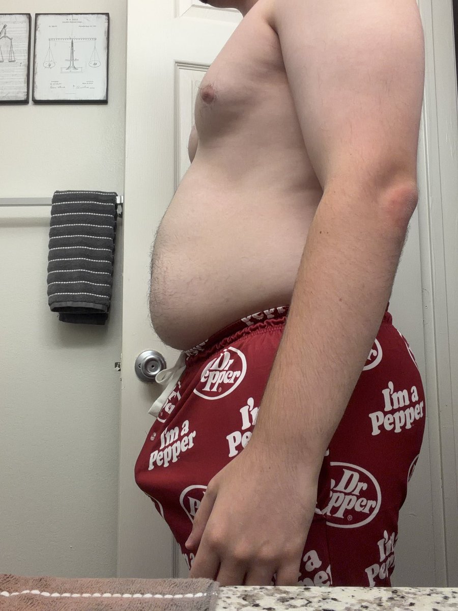 LardTub1's tweet photo. day 1 college gaining pics. let’s see what happens!

#gainer #fat #chub #grommr https://t.co/h78gPebOjv