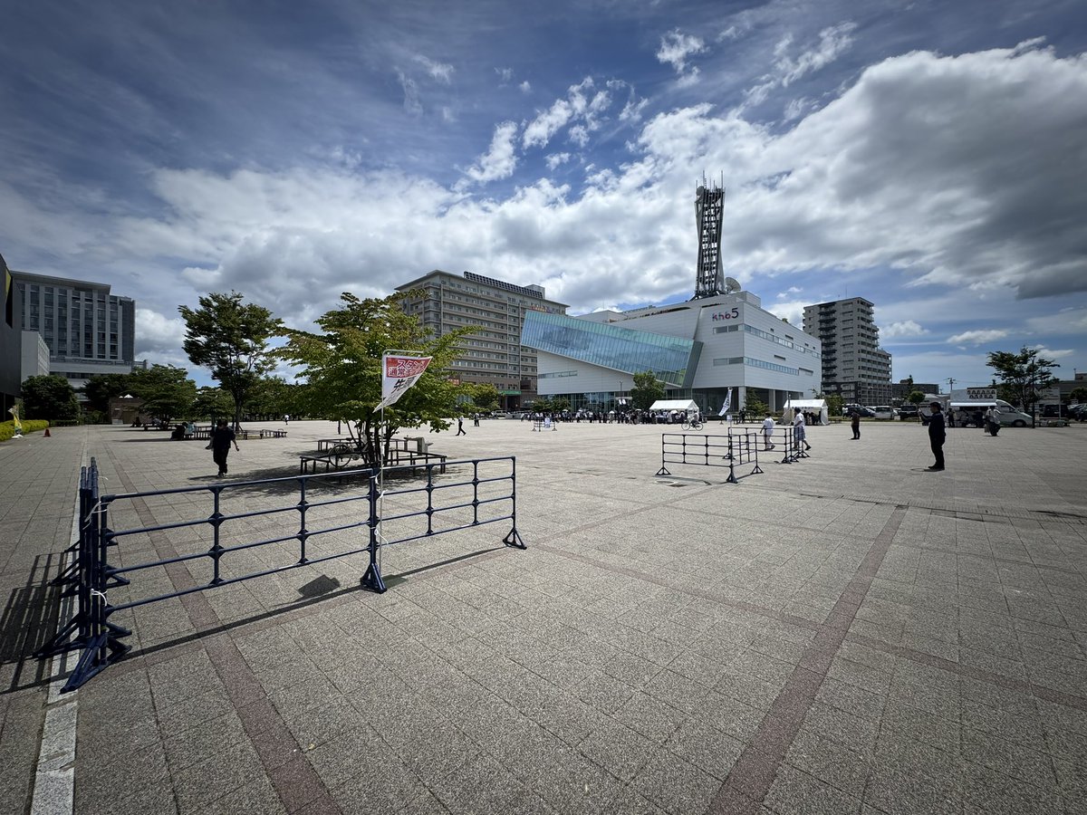 task_staff's tweet photo. こんにちは🌆
タスクの東北担当阿部です🐶

先週は長町で楽しく仕事してました👍👍
夏に向けて新規のアルバイトさんも募集してますので、一緒に楽しく仕事できるのを楽しみにしてます😊👊

#task株式会社 #タスク株式会社 
#コンサートスタッフ #コンスタ 
#楽しく元気にがんばろう https://t.co/WyxMGTbady