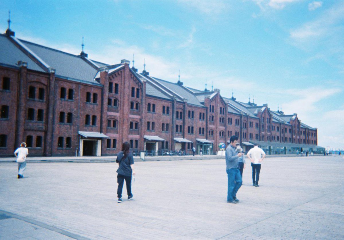 NaGo0o0o08's tweet photo. 写ルンです、現像したけどほぼ友達ばっか撮ってたからあげれる写真これしかない
横浜の赤レンガ倉庫 https://t.co/Xcy6jw6lYN